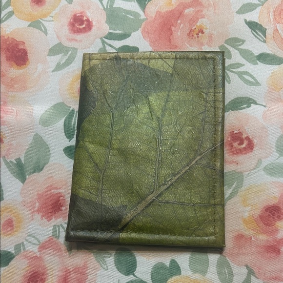 Green Leaf Print Recycled Passport Travel Wallet - Picture 1 of 3